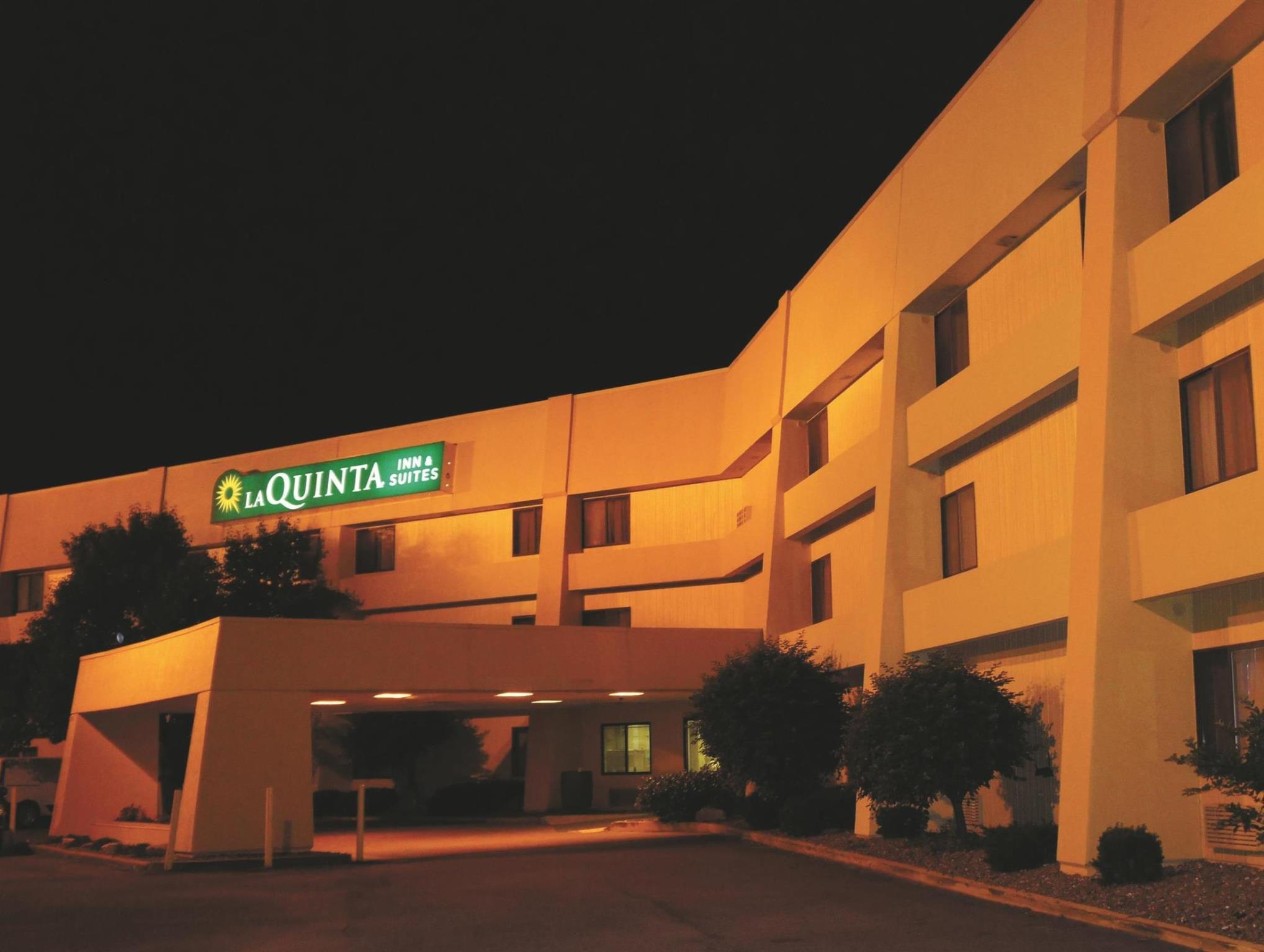 Hotel Baymont By Wyndham Columbia, Mo Exterior foto